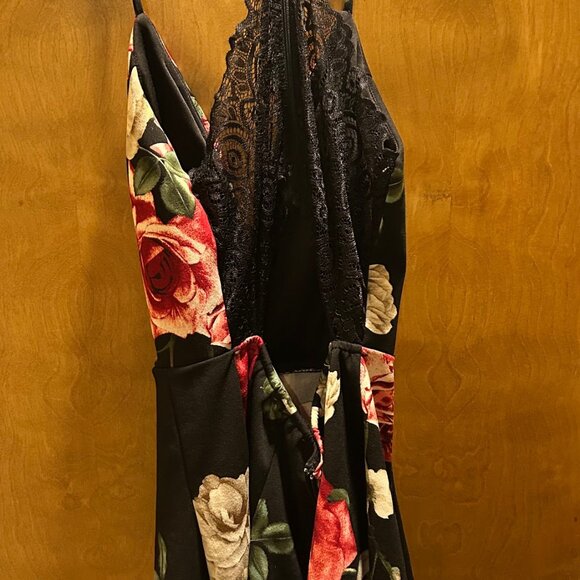 Windsor Black‎ and Floral Halter Mini Romper Beautiful Lace Back Size Medium - Picture 2 of 2